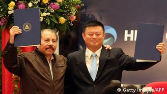 Daniel Ortega y Wang Jing, presidente de la compañía HK Nicaragua Development Gran Canal Interoceánico.