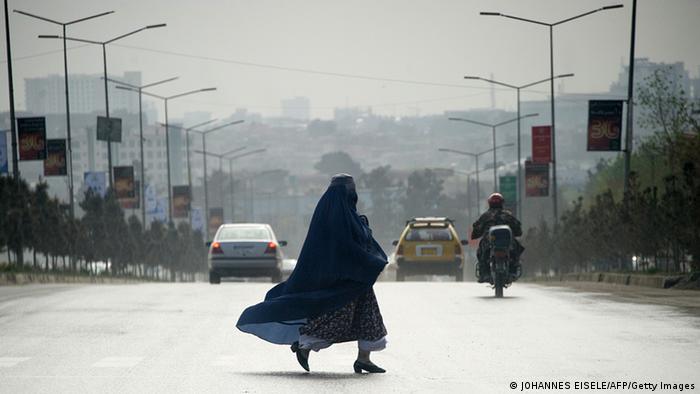 Žena prelazi ulicu u Kabulu