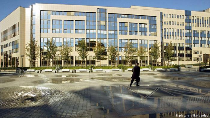 Ein Eurokrat geht am 15.10.2003 auf das Justus-Lipsius-Gebäude in Brüssel zu, in dem der Europarat untergebracht ist.