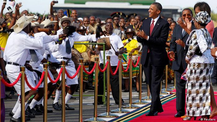 U.S. President Barack Obama applauds a group of dancers and musicians during an official arrival ceremony at Julius Nyerere Airport in Dar es Salaam, Tanzania, July 1, 2013. REUTERS/Jason Reed (TANZANIA - Tags: POLITICS)
