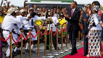 U.S. President Barack Obama applauds a group of dancers and musicians during an official arrival ceremony at Julius Nyerere Airport in Dar es Salaam, Tanzania, July 1, 2013. REUTERS/Jason Reed (TANZANIA - Tags: POLITICS)