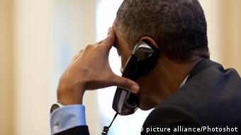 Barack Obama telefoniert im Oval Office
picture alliance / Photoshot