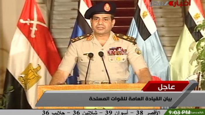 Egypt's Chief of Staff General Abdulfettah es Sisi announced the president of the constitutional court to task presidency until the elections. (video captured) (Anadolu Agency - Egyptian TV) 
Keine Weitergabe an Drittverwerter.