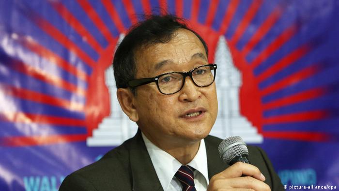Cambodian opposition party leader Sam Rainsy speaks during a press conference in San Juan City, east of Manila, Philippines 10 September 2012. (Photo: EPA)