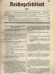 Na fotografiji je prikazan list novina u kojima je objavljen Zakon o nasljednim bolestima kojeg je donio njemački Reichstag 1933. godine. 