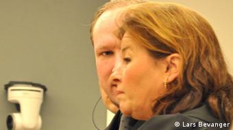 A photo of Anders Behring Breivik with his defence lawyer Vibeke Hein Baera whilst he was on trial for killing 77 people in bomb and shooting attacks in Norway in 2011. (Photo: Lars Bevanger, DW Correspondent)
Copyright: Lars Bevanger 
Ort: Norwegen 
Datum:Juli 2012
