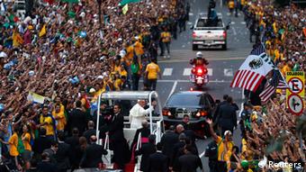 Papa Francis akiwapungia waumini alipowasili Rio de Janeiro