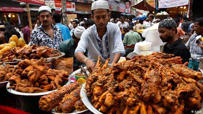 Händler bieten gebratenes Fleisch auf dem Chalk Bazar in Dhaka an - Foto:Pavel Rahman/AP/dapd