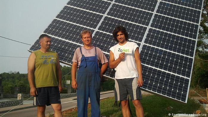 Trojica članova Energetske zadruge Lug u Kamanju, gdje je izgrađen čitav solarni cluster