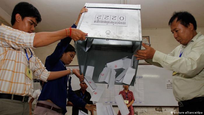 Ballot boxes are emptied in a polling station in Phnom Penh, Cambodia, 28 July 2013. (Photo: EPA)