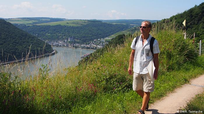 Man hiking on the new Turner Route on the banks of the Rhine
Photo: Anne Termeche / DW