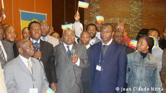 Nzita Tiago, presidente da FLEC, com simpatizantes do movimento pela libertação de Cabinda, em Paris