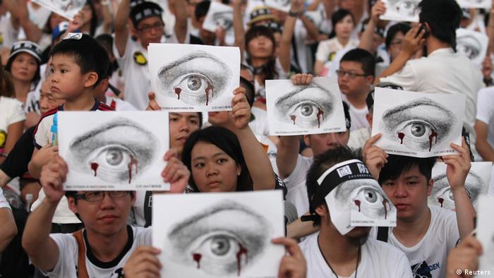 People, holding placards of a bleeding eye, take part in a demonstration in front of the Presidential Office in Taipei August 3, 2013. Hundreds of thousands of demonstrators gathered on Saturday to mourn for soldier Hung Chung-chiu, who died of severe heatstroke after being ordered to do strenuous exercises in a barracks on July 4, and to demand further investigation into Hung's case, according to event organizers. REUTERS/Steven Chen (TAIWAN - Tags: POLITICS MILITARY CIVIL UNREST)