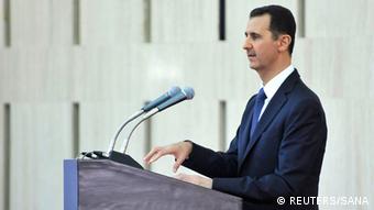 Syria's President Bashar al-Assad delivers a speech while attending an Iftar, or breaking fast session, during the Muslim month of Ramadan in Damascus in this handout photograph distributed by Syria's national news agency SANA on August 4, 2013. Other attendees include political party representatives, politicians, independent figures, Muslim and Christian religious figures, representatives of unions and syndicates, and civil society figures. REUTERS/SANA/Handout via Reuters (SYRIA - Tags: POLITICS RELIGION) ATTENTION EDITORS - THIS IMAGE WAS PROVIDED BY A THIRD PARTY. FOR EDITORIAL USE ONLY. NOT FOR SALE FOR MARKETING OR ADVERTISING CAMPAIGNS. THIS PICTURE IS DISTRIBUTED EXACTLY AS RECEIVED BY REUTERS, AS A SERVICE TO CLIENTS
FREI FÜR SOCIAL MEDIA