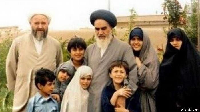 آیت‌الله خمینی، بنیانگذار جمهوری اسلامی به همراه برخی از اعضای خانواده‌ی خود
