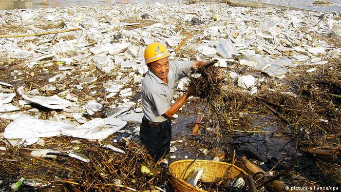 Arbeiter versuchen, den Jangtse in China zu reinigen (Bild: dpa)
