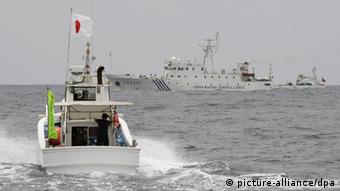 ©Kyodo/MAXPPP - 27/05/2013 ; ISHIGAKI, Japan - The Chinese maritime surveillance vessel Haijian 46 (back) prevents a Japanese fishing boat (front) from sailing ahead on May 26, 2013, in Japanese territorial waters near the Senkaku Islands in the East China Sea. Three Chinese maritime surveillance vessels sailed the same day into Japanese territorial waters near the Senkaku Islands, which are controlled by Japan but claimed by China and Taiwan. (Kyodo)
