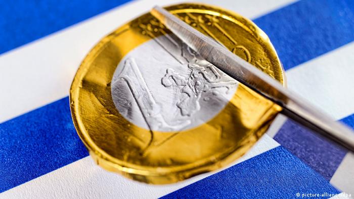 Schere schneidet Euromünze durch, Schuldenschnitt für Griechenland
Foto: dpa
