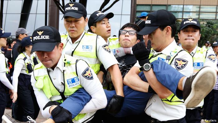 Policemen detain a student protester near the venue where President Park Geun-hye was attending celebrations observing the anniversary of Liberation Day, which marks the end of Japan's 1910-45 colonial rule of the Korean Peninsula, in central Seoul August 15, 2013. (Photo: Reuters)