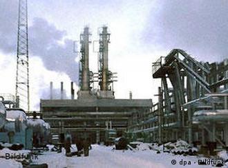 Eine der riesigen Gaskondensat-Anlagen in Nowy Urengoj/ Westsibirien (Foto vom 29.10.2004). Erst vor 30 Jahren wurde die Metropole in der Tundra gegründet. Auf einer Fläche von über 250 Kilometer Länge und bis zu 60 Kilometer Breite erstreckt sich hier die weltgrößte Erdgas-Lagerstätte. Der russische Gas-Monopolist Urengojgasprom fördert bis zu 260 Milliarden Kubikmeter Erdgas und mehr als 5 000 Tonnen Kondensat jährlich. Russland verfügt über ein Viertel der weltweiten Gasreserven, allein Deutschland bezieht 38 Prozent seines Erdgases aus dem flächengrößten Land der Erde. Foto: Dorothea Hülsmeier dpa (zu dpa Reportage:Jenseits der Erde - der Männermythos vom Erdgas in Sibirien vom 22.11.2004)