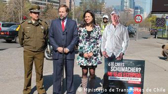 El ministro Pedro Pablo Errázuriz y otras autoridades durante la presentación de la campaña, en Santiago de Chile.