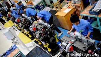 Employees work at a workshop in Guangxi Yuchai Machinery Co., Ltd in Yulin, southwest China's Guangxi Zhuang Autonomous Region, Nov. 4, 2008. Located in Yulin City, Guangxi Yuchai Machinery Co., Ltd is the biggest manufacturing base of internal-combustion engines in China. The company, consisting of more than 8,000 employees, has more than 9,000 producting facilities, and assets of about 7.66 billion Yuan with net assets of 3.412 billion Yuan. It has an annual producting capacity of about 500,000 engines. In the past 7 years, the numbers of its output and sales kept a sustained growth with an average increasement of 37 %. Ref: B950_123616_0007. Date: 04.11.2008. Foto: Xinhua/Photoshot +++(c) dpa - Report+++  
