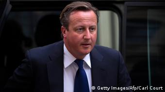 Waziri mkuu wa Uingereza David Cameron anakutana na maafisa wa juu serikalini na jeshi kujadili mikakati. 
