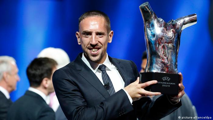 epa03842125 French player Franck Ribery of FC Bayern Munich poses with his UEFA's Best Player in Europe 2012/2013 award at Grimaldi Forum, Monte Carlo, Monaco, 29 August 2013. EPA/SEBASTIEN NOGIER
