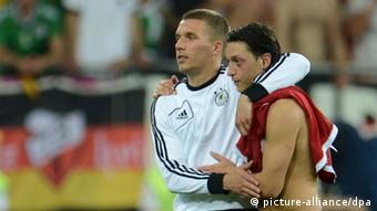 ARCHIV - Germany's Mesut Oezil (L) and Lukas Podolski celebrate after the UEFA EURO 2012 group B soccer match Denmark vs Germany at Arena Lviv in Lviv, the Ukraine, 17 June 2012. Photo: Andreas Gebert dpa (Please refer to chapters 7 and 8 of http://dpaq.de/Ziovh for UEFA Euro 2012 Terms & Conditions) (zu dpa-Meldung: Medien: Mesut Özil vor dem Absprung bei Real - Angebot von Arsenal vom 02.09.2013) +++(c) dpa - Bildfunk+++ 
