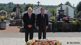 Gauck dhe Holland2013 në kujtim të viktimave të masakrës në Oradour-sur-Glane.