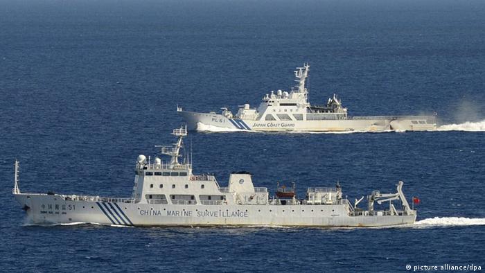[34090654] Inselstreit zwischen Japan und China  ©Kyodo/MAXPPP - 14/09/2012 ; NAHA, Japan - Photo from a Kyodo News aircraft shows the Chinese marine surveillance ship Haijian 51 (front) in Japanese territorial waters near the Japan-controlled Senkaku Islands in the East China Sea on Sept. 14, 2012. China also claims the islets and calls them the Diaoyu Islands. At back is a patrol ship of the Japan Coast Guard. (Kyodo) 
