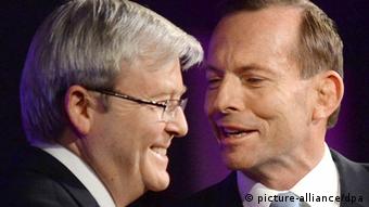 ARCHIV - Australiens Premierminister Kevin Rudd (l) trifft am 11.08.2013 in Canberra auf Oppositionsführer Tony Abbott. Australiens nächster Premierminister ist 55 Jahre alt, verheiratet und Vater von drei Kindern. Da enden die Gemeinsamkeiten des linken Amtsinhabers Rudd mit seinem konservativen Herausforderer Abbott. Photo: EPA/ALAN PORRITT (zu dpa-KORR: Rudd oder Abbott? Australier wählen zwischen Dr Death und Dr No vom 06.09.2013) +++(c) dpa - Bildfunk+++