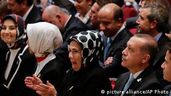 Απογοήτευση για την Τουρκία. Ο Ερνοτγάν με μέλη της τουρκικής επιτροπής διεκδίκησης