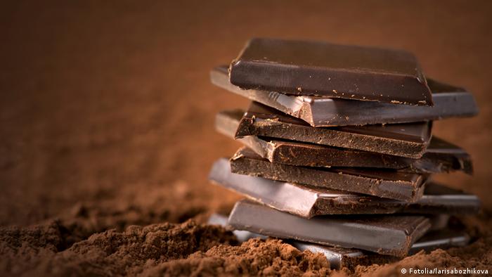 Symbolbild Schokolade Schoko Schokoladenstück Kakao Pulver Ernährung Nahrung Genussmittel