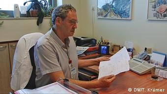 Doktor Shapira with a letter from Syria
Klinik: SIEFF oder ZIV Medical Center in Safed oder Tsfat, je nach Schreibweise
***
Deutsche Welle, Tanja Krämer, September 2013