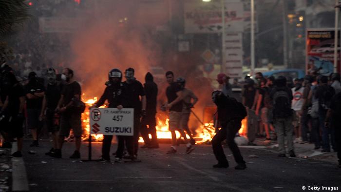 Policija i demonstranti među zapaljenim vatrama