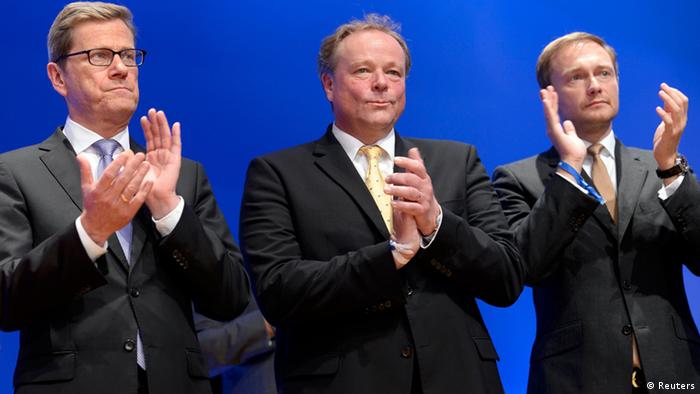 Westerwelle (izquierda) junto al ministro de Cooperación Económica y Desarrollo, Dirk Niebel (centro), y el futuro jefe del FDP, Christian Lindner.