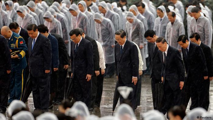 China's President Xi Jinping (blue tie, L-R), Premier Li Keqiang and Chinese Communist Party top leaders stand in silent tribute as it rains during a tribute ceremony at the Monument to the People's Heroes, on the 64th anniversary of the founding of the People's Republic of China, in Beijing October 1, 2013. China celebrates its National Day on Tuesday. REUTERS/Jason Lee (CHINA - Tags: POLITICS ANNIVERSARY)