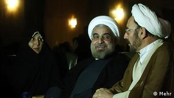 حسن روحانی در کنار علی یونسی و فائزه رفسنجانی