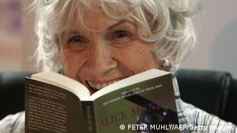 Nobelpreisträgerin Alice Munro
(Photo credit should read PETER MUHLY/AFP/Getty Images)