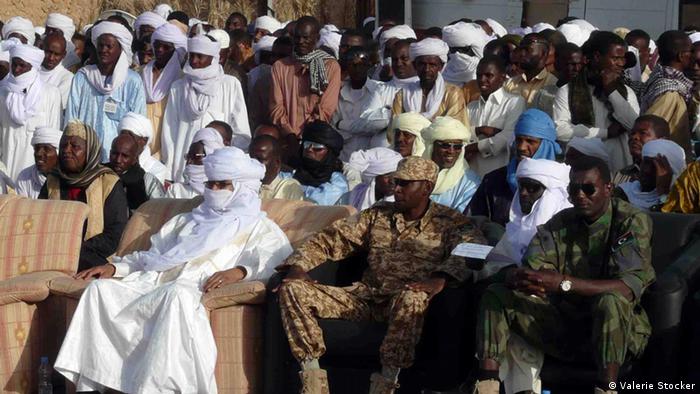 Tubu and Tuareg honoraries and military members in Murzuq. (Photo: Valerie Stocker/ DW)