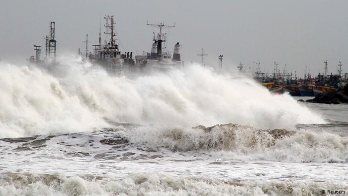  A big wave smashes into a breakwater at a fishing harbour in Jalaripeta in the Visakhapatnam district in the southern Indian state of Andhra Pradesh October 11, 2013. Tens of thousands fled their homes in coastal areas of eastern India and moved to shelters on Friday, bracing for the fiercest cyclone to threaten the country since a devastating storm killed 10,000 people 14 years ago. REUTERS/Stringer (INDIA - Tags: DISASTER ENVIRONMENT)