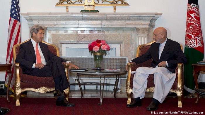 US Secretary of State, John Kerry (CL) meets with Afghan President Hamid Karzai (Photo: JACQUELYN MARTIN/ AFP/Getty Images) 
