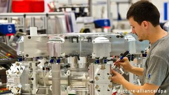 Industriemechaniker Viktor Kaftan montiert am 15.10.2013 in Ditzingen (Baden-Württemberg) beim Maschinenbauer Trumpf einen Co2-Laser. Das Familienunternehmen Trumpf kauft einen chinesischen Werkzeugmaschinenhersteller. Foto: Daniel Bockwoldt/dpa +++(c) dpa - Bildfunk+++ 