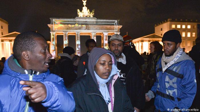 Refugees at Berlin's Brandenburg Gate
(Bernd von Jutrczenka/dpa)