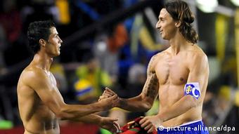 FILE - Portugal's Cristiano Ronaldo (L) shakes hands with Sweden's Zlatan Ibrahimovic (R) following their World Cup South Africa 2010 Group 1 qualifying soccer match between Sweden and Portugal at the Rasunda soccer stadium in Stockholm, Sweden, 11 October 2008. EPA/JONAS EKSTROMER SWEDEN OUT +(zu dpa «Auslosung Fußball-WM-Qualifikation» vom 21.10.2013) +++(c) dpa - Bildfunk+++
