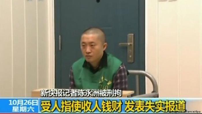 In this TV grab, Chen Yongzhou, a reporter of the New Express, and detained by Changsha Police, is confessing having accepted bribes to defame the state-owned construction equipment maker Zoomlion for money and fame in Changsha, central Chinas Hunan province, 26 October 2013. A Chinese journalist arrested last week on charges he defamed a state-owned construction equipment maker on Saturday (26 October 2013) confessed on state television to accepting bribes for fabricating stories, despite a public outcry over his detention. Reporter Chen Yongzhous lengthy explanation of how he invented negative stories about Changsha-based Zoomlion Heavy Industry Science and Technology Co. Ltd is the latest in a series of televised confessions by suspects in high-profile or politicized cases. I am willing to admit my guilt and to repent, he said as he sat handcuffed before police in a morning news segment on state broadcaster CCTV. New Express, the state-backed tabloid that employed Chen, had published two front-page pleas for police to release him last week, an unusually bold move that drew widespread attention and sympathy from the public. The papers website did not mention Chens confession on Saturday morning.  