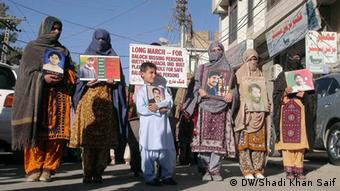 Baloch women holding pictures of their missing relatives at the start of long-march in queeta on monday 28 october, 2013
(Photo: Shadi Khan Saif/DW)