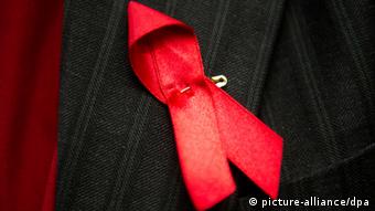 A red ribbon
(Photo: Jan-Philipp Strobel/dpa)