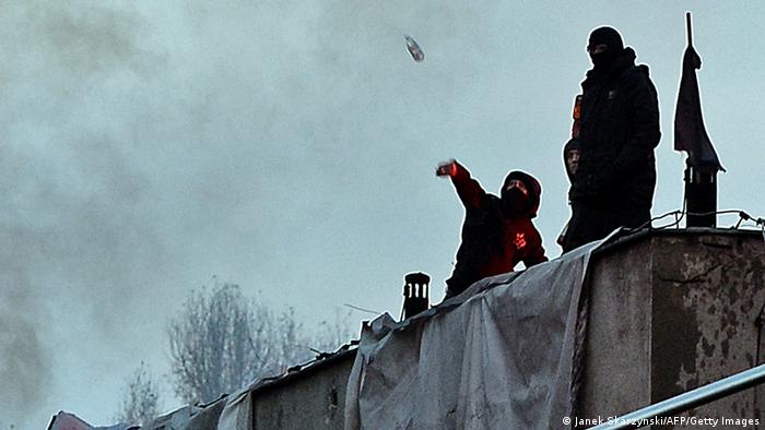 Auseinandersetzungen zwischen Linken und Rechten bei einem besetzten Haus in Warschau (Foto: AFP/Getty Images) 